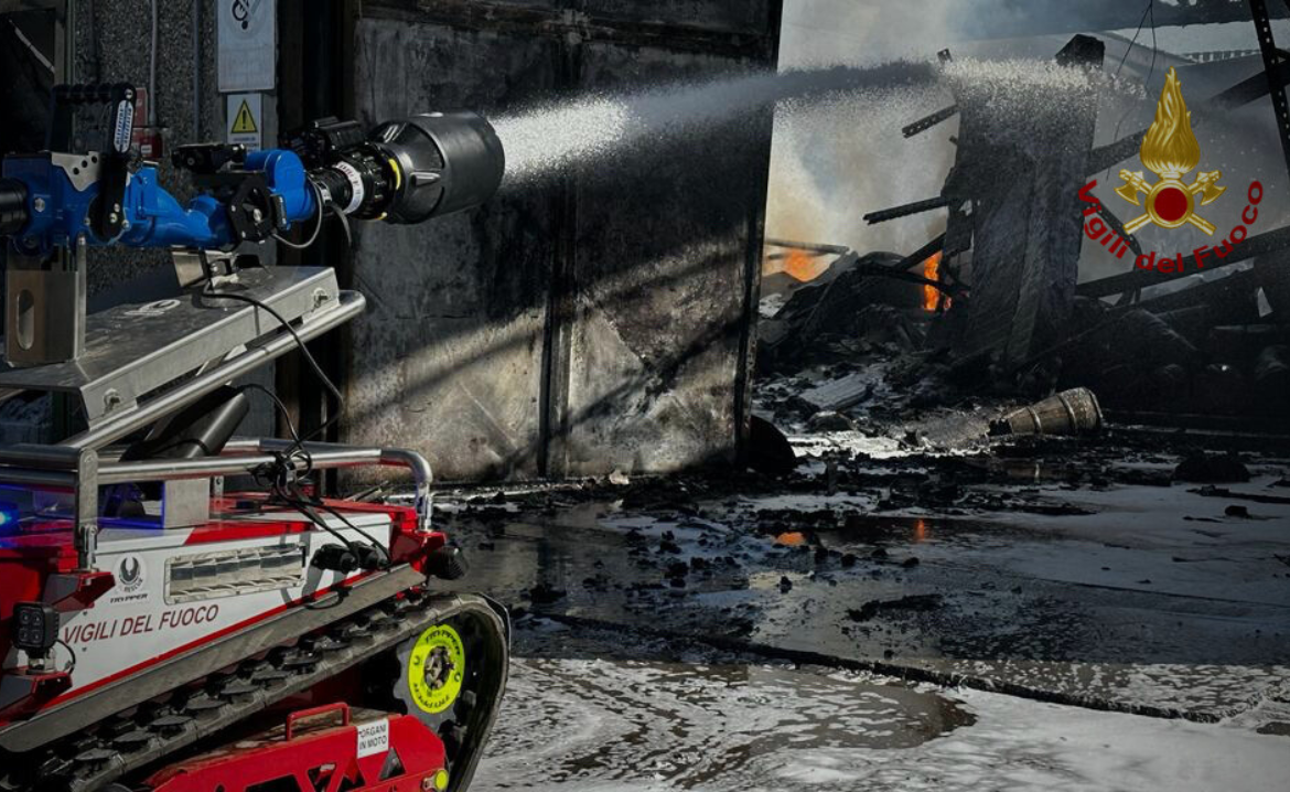 Novara, maxi incendio in azienda chimica: al lavoro anche il robot dei vigili del fuoco per bonifica