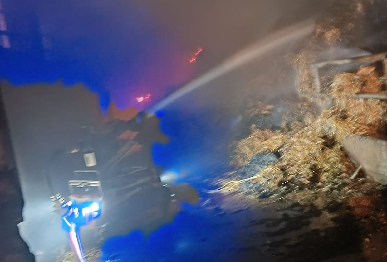 Cascina in fiamme nel Torinese: i pompieri usano un robot per spegnere l’incendio